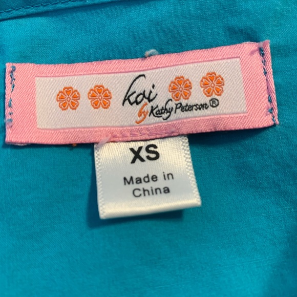 KOI SCRUB TOP - Picture 10 of 14
